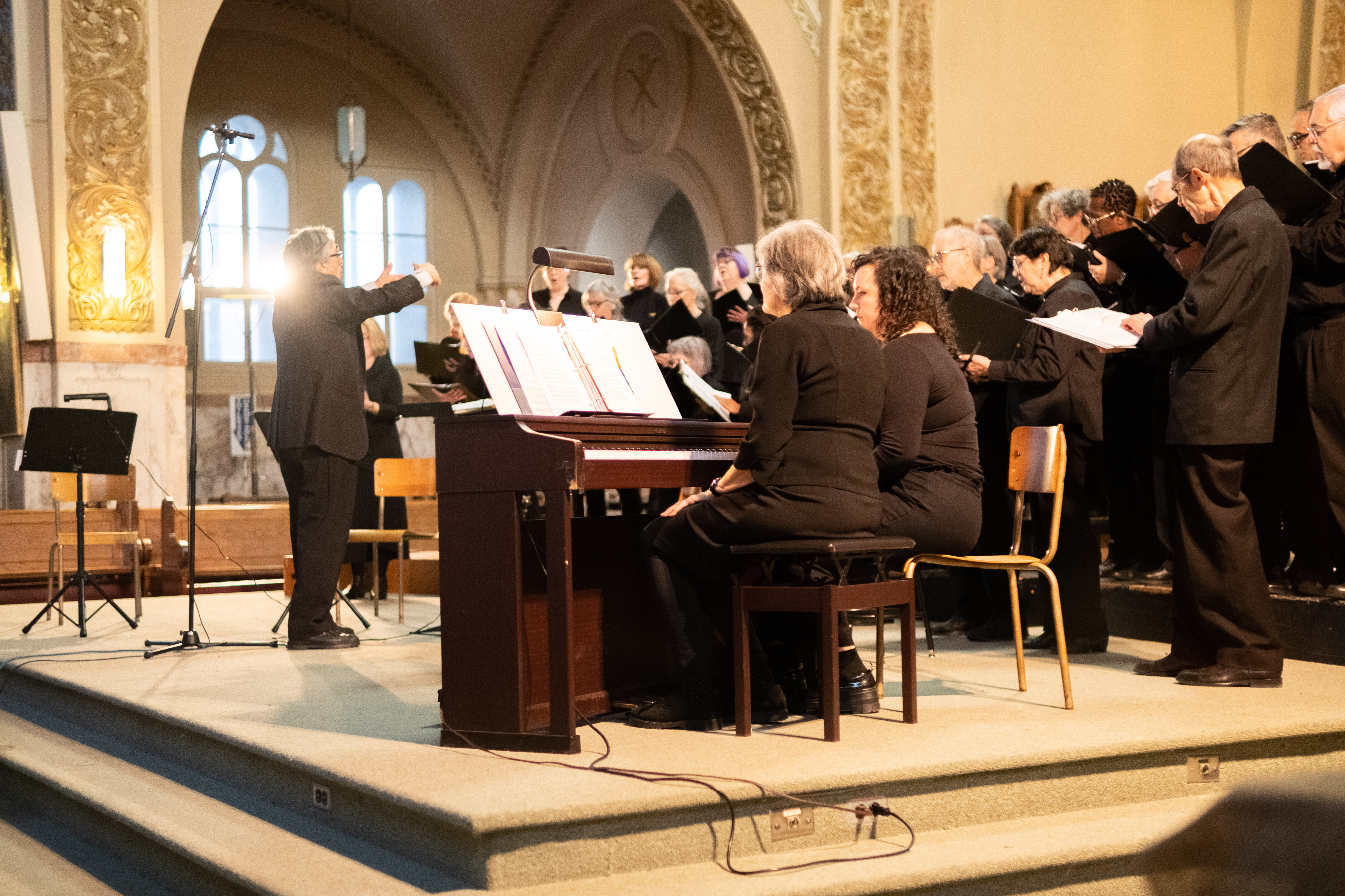 Mercedes Roy au piano lors du concert "Nuit de paie et de joie!" du 18 décembre 2022